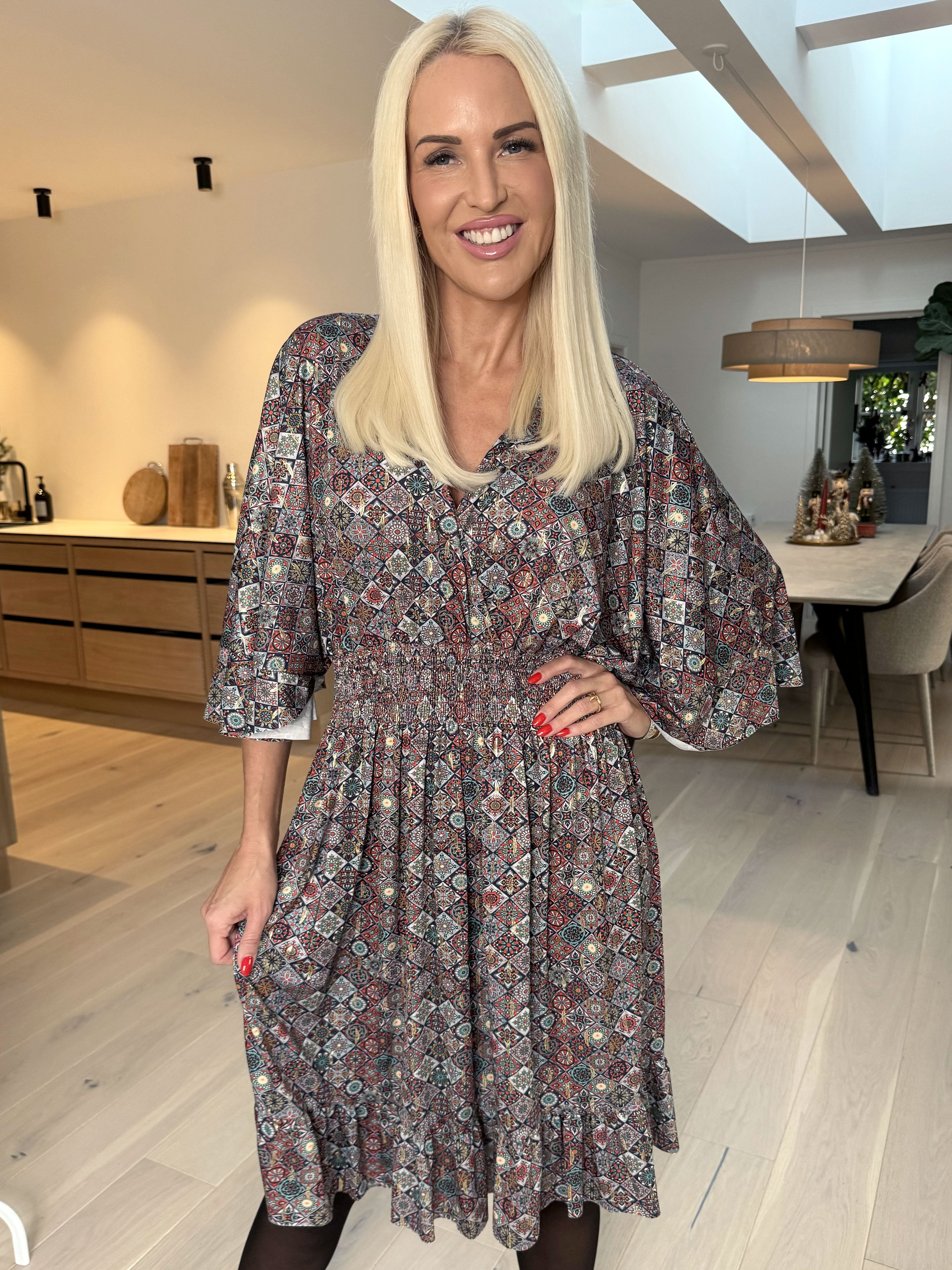 Pamela Mosaic Short - Elastisk klänning med volanger och smock